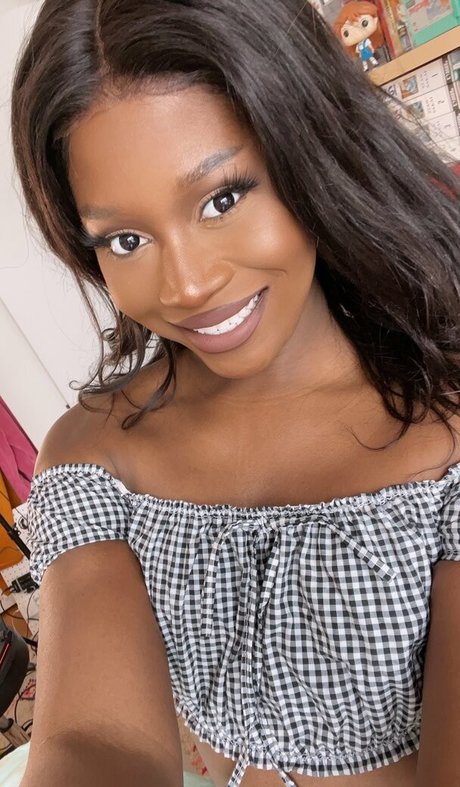 アナル乱交オンリーファンズ ヌード 写真