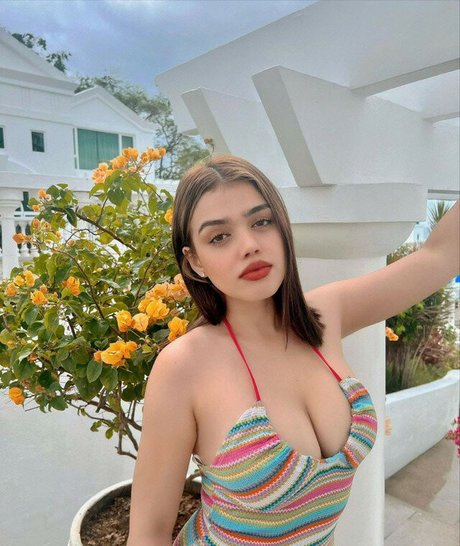 お尻を広げるオンリーファンズ セクシーヌード 写真