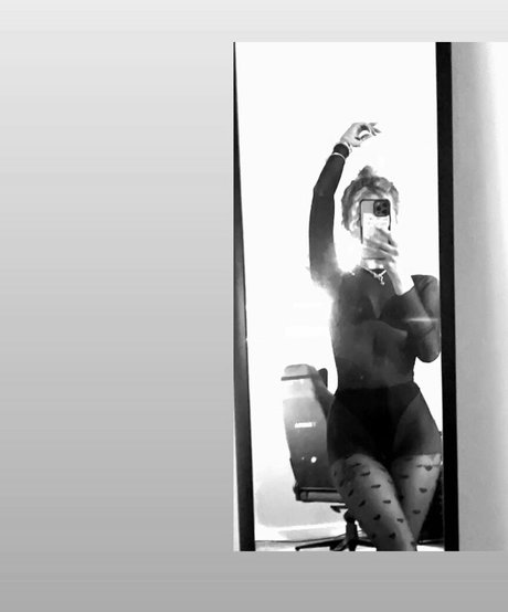 axalrnaed 裸のポルノスター ギャラリー