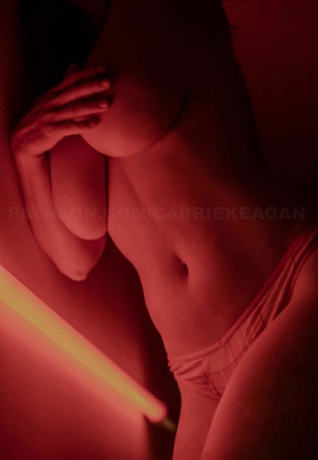 ストリップショー オンリーファンズ ホットポルノ 画像