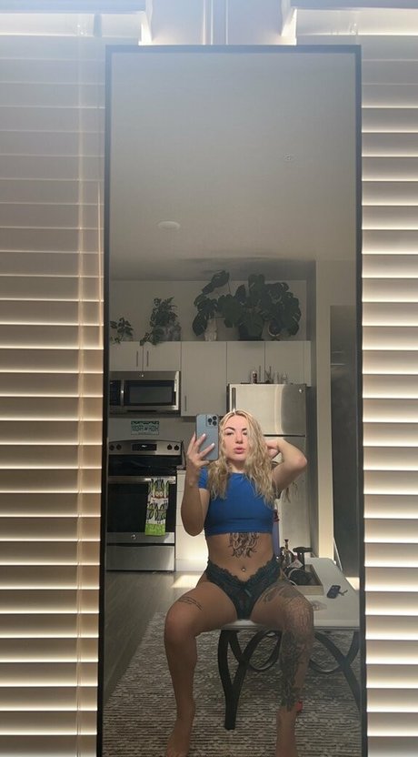 コスプレ フェムボーイ オンリーファンズ エロチック 画像