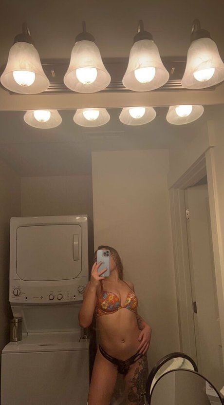 セクシーなブルネットのオンリーファンズ えろた 画像