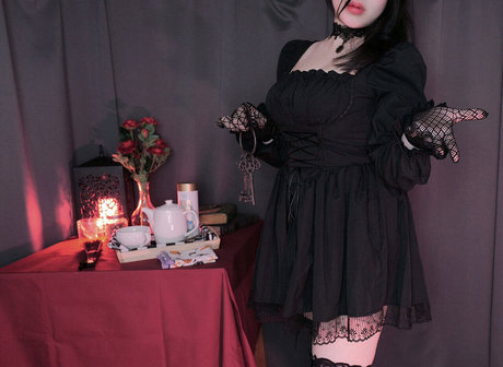 日本の熟女オンリーファンズ アートポルノ 写真