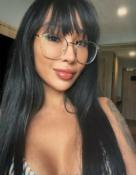 巨乳ストリップオンリーファンズ 美しい 写真