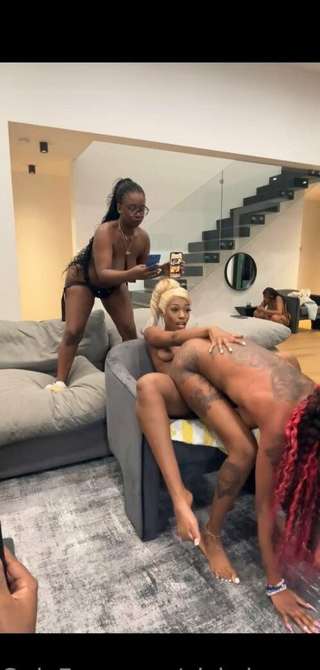 JOI オンリーファンズ 無料 写真