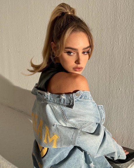 ティーンレズビアンオンリーファンズ エロチック ギャラリー