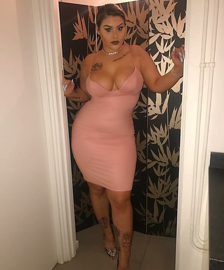 小さいチンポのシーメールオンリーファンズ 無料セクシー 画像