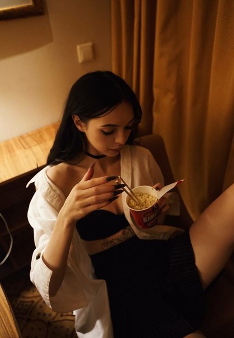 ティーンランジェリーオンリーファンズ 無料 画像