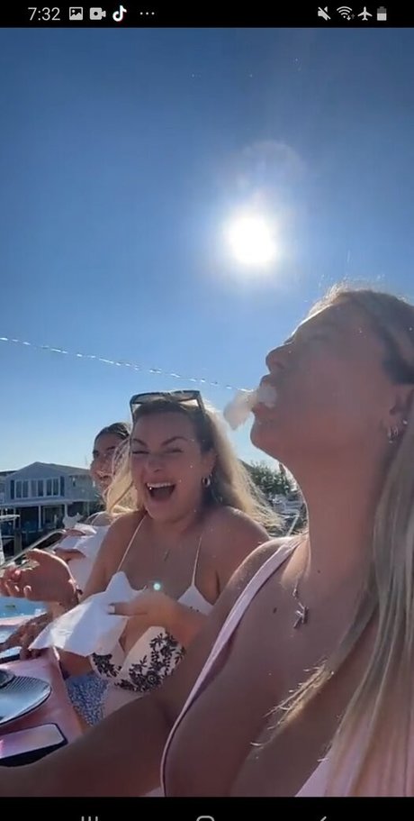 ランジェリーヌードオンリーファンズ ポルノ 写真