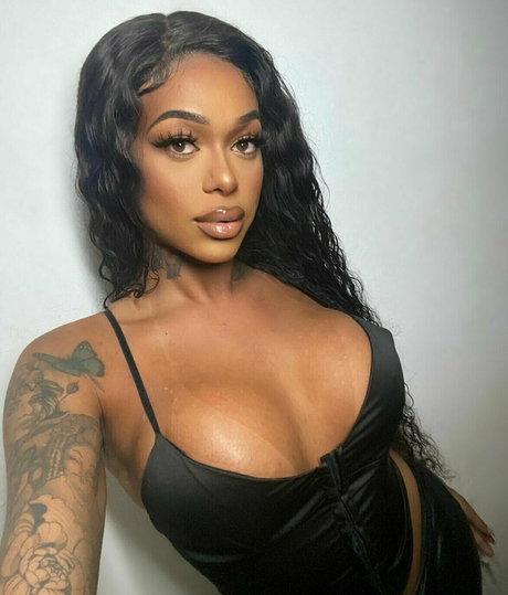 クソ野郎オンリーファンズ セクシーヌード 写真