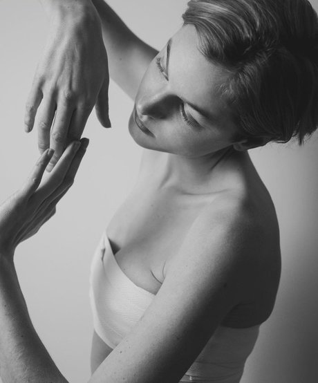 Emma Corrin アートポルノスター ギャラリー