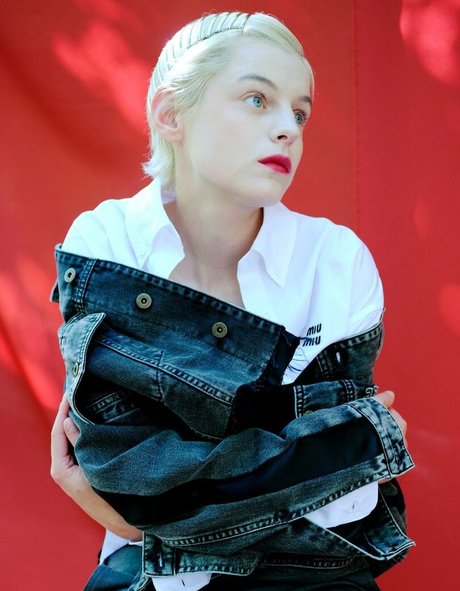 Emma Corrin アダルト女優 写真