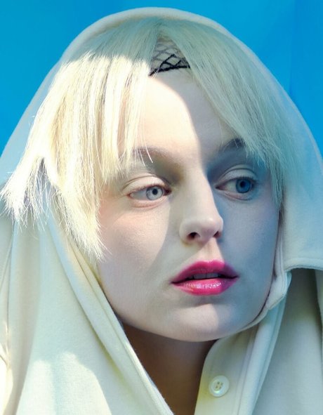 Emma Corrin 完璧なスター 画像