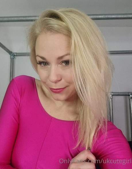 曲線美のブロンドオンリーファンズ 美しいxxx 写真