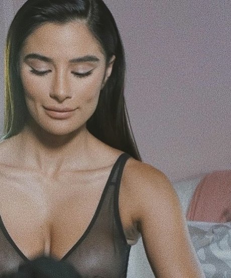 Diane Guerrero 裸のモデル 写真