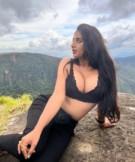 Yajna Seni ポルノスター 裸 写真