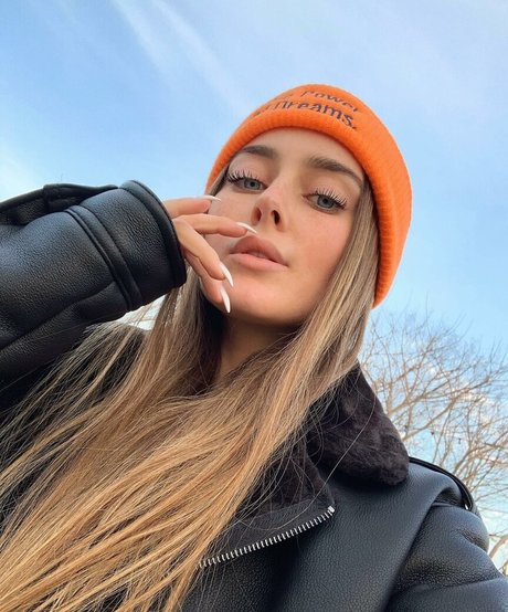 指マン 潮吹き オンリーファンズ アートヌード 写真