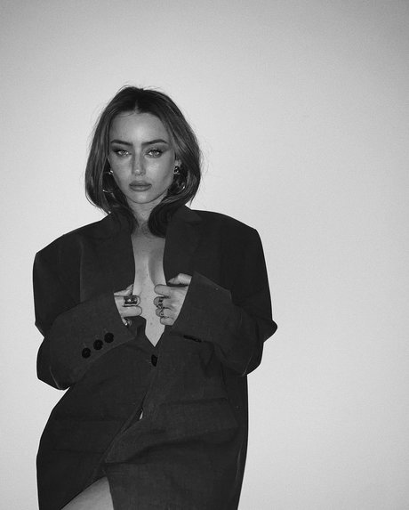 Effy Palarya ヌードスター 写真