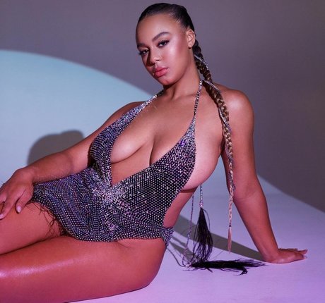 Nia Sioux ポルノ女優 アーカイブ