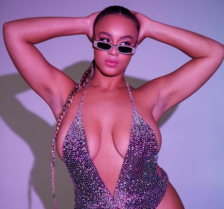 Nia Sioux ホットなポルノスター 画像