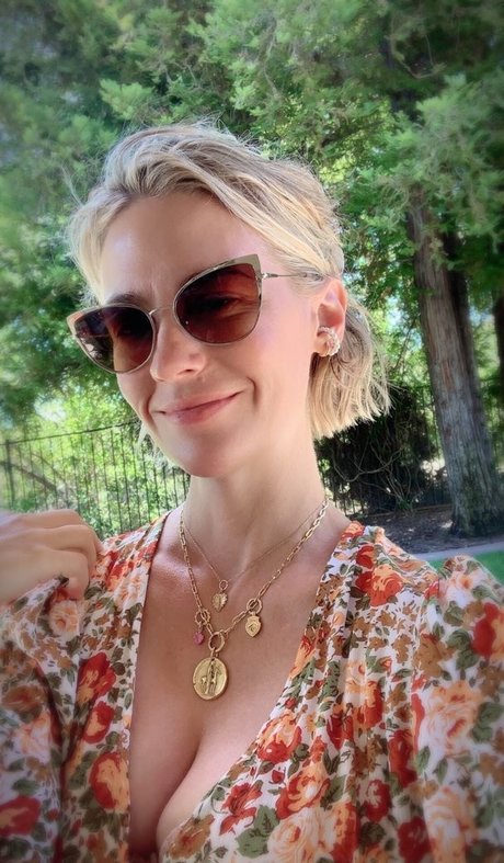 弁護士オンリーファンズ セクシーヌード 写真