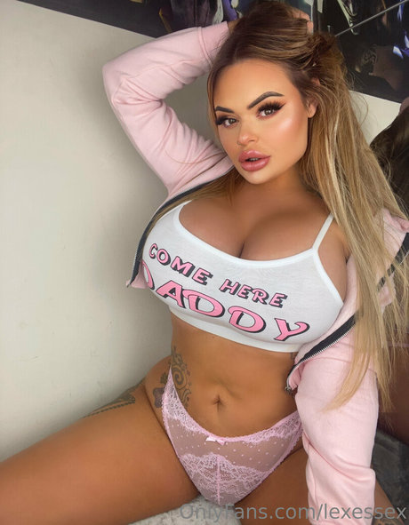 巨尻の黒人女性オンリーファンズ ホットポルノ 画像