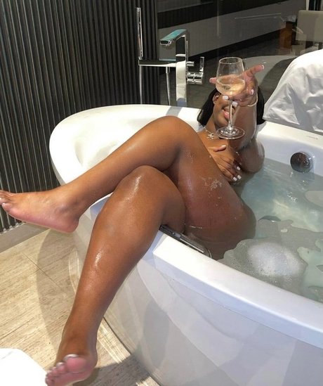 足 熟女 オンリーファンズ えろた 写真