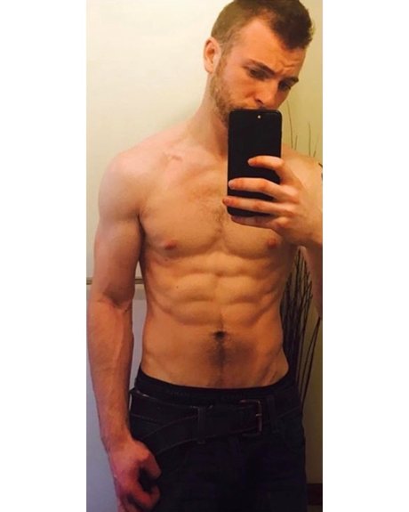 ZackThrowingBack エロティック女優 写真