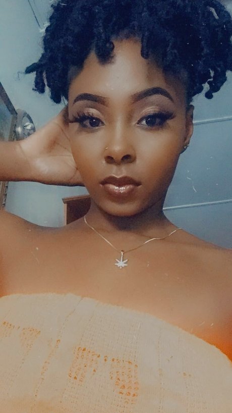 Trina petite Doll ポルノスター セクシー 画像