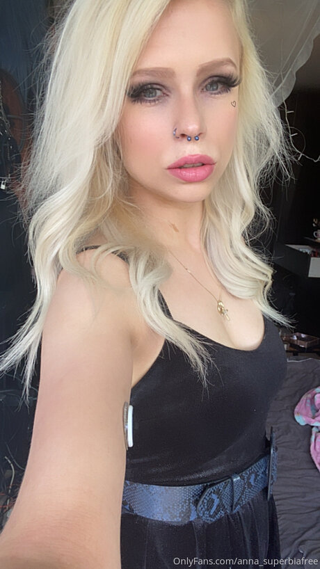 Superbia ポルノスター ヌード 写真