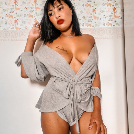 _ndia 美しいポルノスター 写真