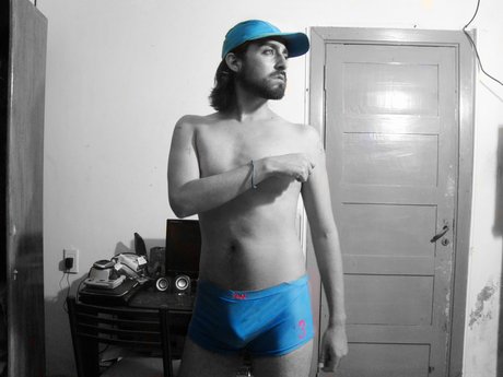 小さなおっぱいオンリーファンズ セクシーヌード 写真