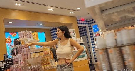 Candid Bralessday エロティック女優 写真