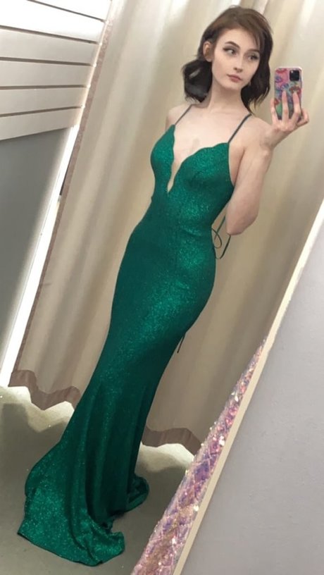 黒髪の熟女オンリーファンズ 裸 画像