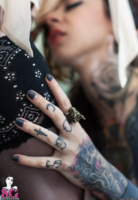 いちごミルクオンリーファンズ アート裸 写真