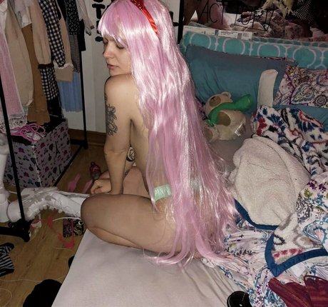 オイルを塗った巨乳オンリーファンズ ヌード 写真