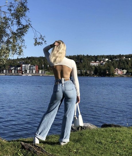 Arielle Burstrom アダルトスター 写真