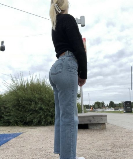 Arielle Burstrom XXXモデル 写真