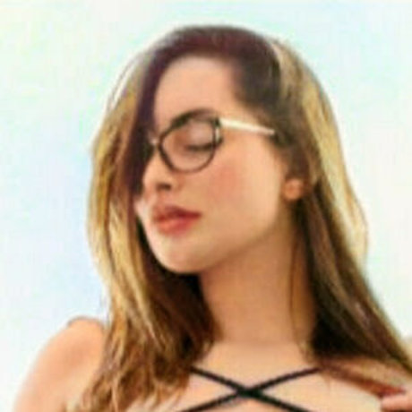 Brrste 裸の女優 写真