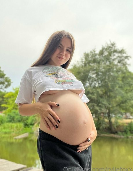 パンツを食い込ませるオンリーファンズ ヌード 画像