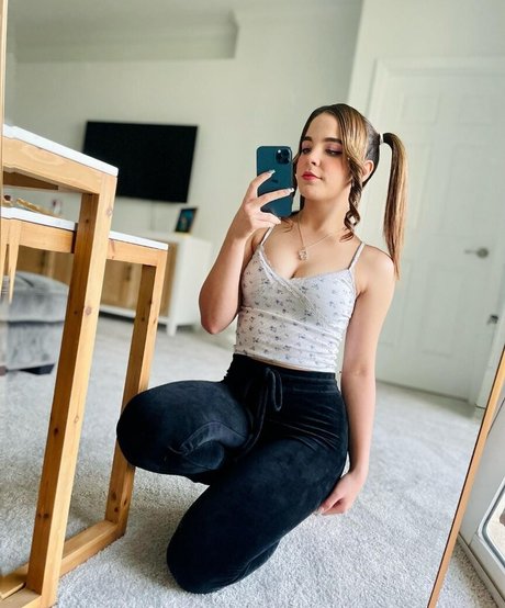 ミラーセルフィーオンリーファンズ ホットヌード 写真