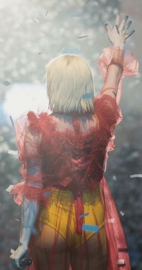 金髪中出しオンリーファンズ エロチック 写真