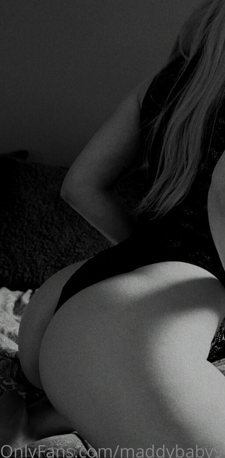 曲線美のランジェリーオンリーファンズ エロ 画像