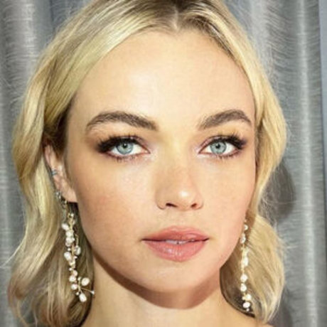 Jess Bush 裸の女優 写真