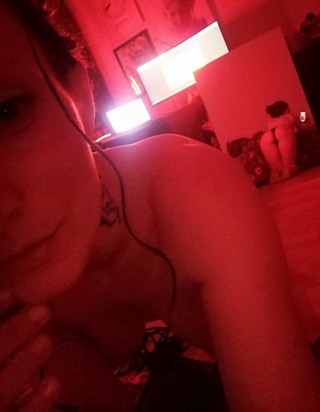 Olya Holmes スター ギャラリー