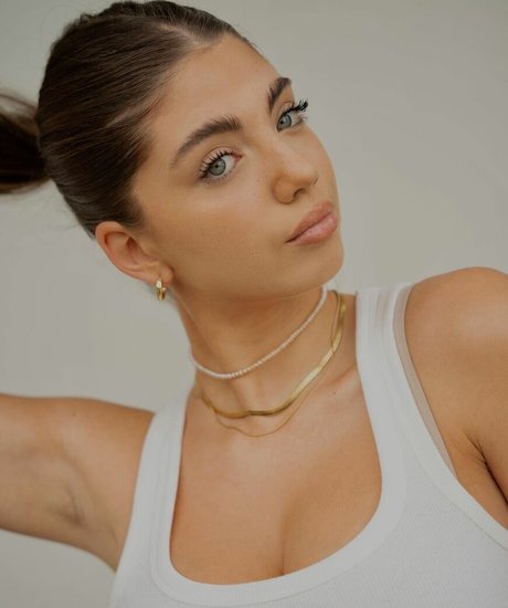 ぽっちゃりブロンドのオンリーファンズ アートポルノ 画像