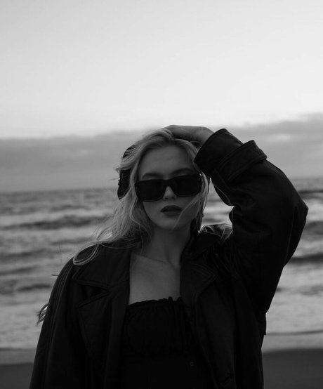 Chloe Rose Robertson 無料女優 ギャラリー