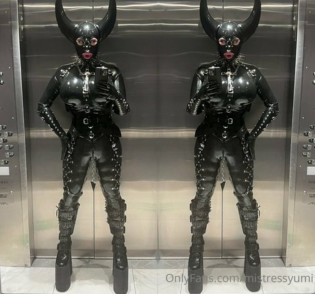 mistressyumi ポルノスター 裸 写真