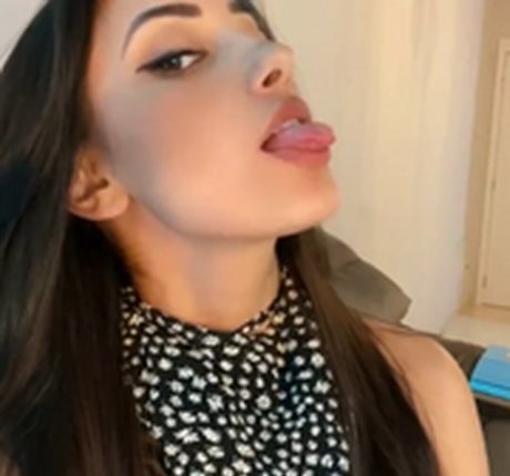 黒髪の熟女オンリーファンズ セクシー 写真