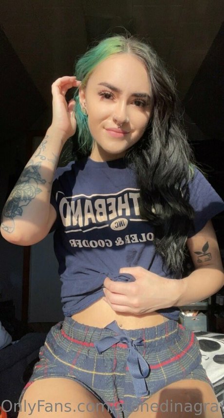 stonedinagraveyard アート女優 写真